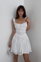 Kleid mit Schnürung, plissiertem Rüschensaum
